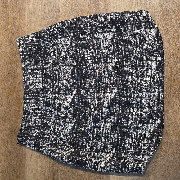 Banana Republic Elegant Black and White Tweed Skirt. Size 0P - Picture 4 of 4